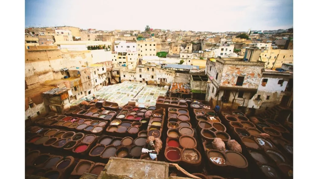 صورة فوتوغرافية التقطها Ben Ostrower لمدينة فاس بالمغرب، تعرض مشهداً واسعاً لأسطح المنازل والمباني التاريخية في المدينة القديمة (فاس البالي) تحت سماء صافية، مما يبرز الكثافة العمرانية الفريدة للمدينة المصنفة كإرث عالمي لدى اليونسكو.