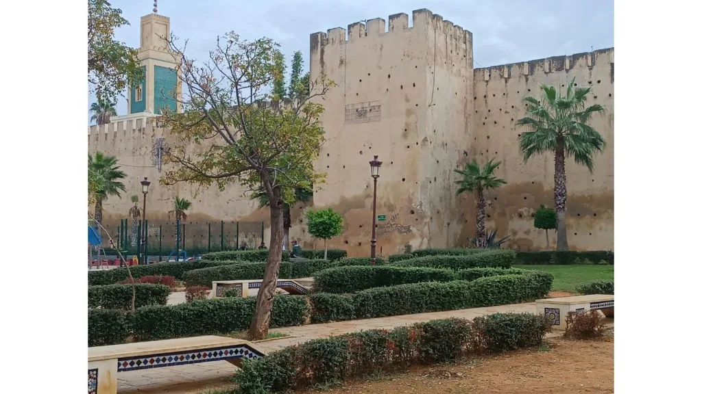 منظر خارجي للأسوار الدفاعية التاريخية في مدينة مكناس بالمغرب، تُظهر العمارة والتحصينات الضخمة المصنفة ضمن التراث العالمي لليونسكو.
