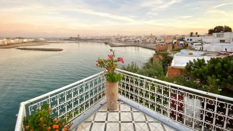 Une vue imprenable sur Rabat, mettant en valeur l'architecture traditionnelle de la Kasbah et le développement urbain environnant, illustrant la diversité de l'offre touristique au Maroc.